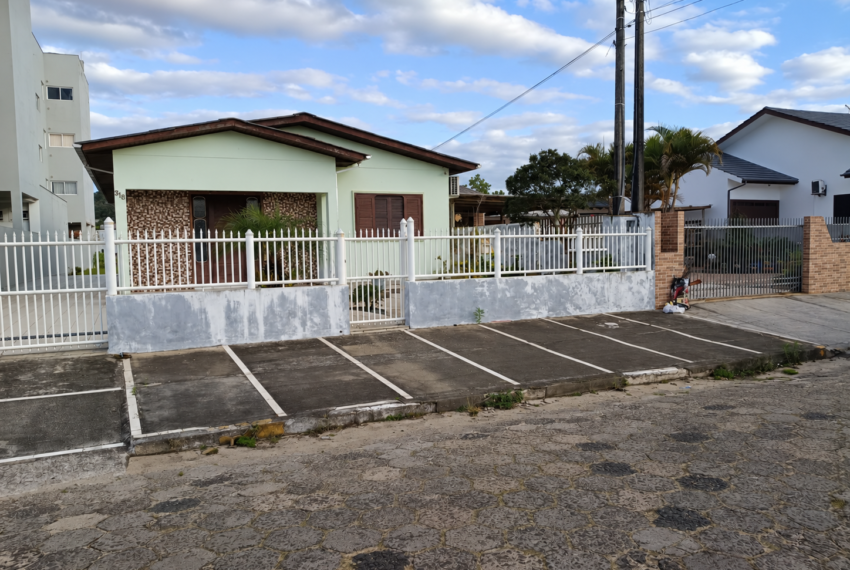 Casa Verde 318 em Rua Residencial-4