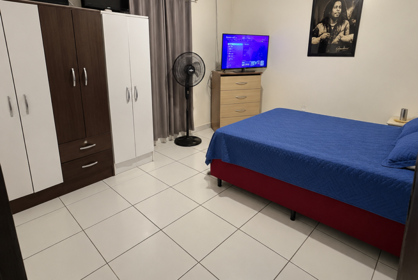 Quarto organizado e iluminado