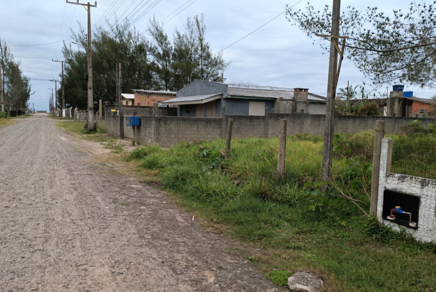 Rua Rural com Cercas e Fiação Aérea-2